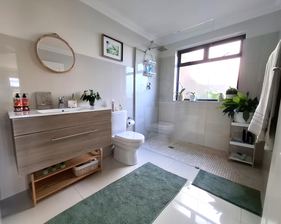 To Let 4 Bedroom Property for Rent in Bloubergstrand Western Cape